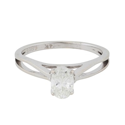 Lot 271 - A diamond single stone ring