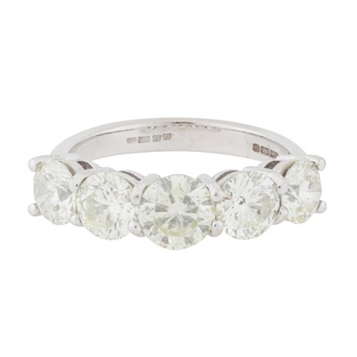 Lot 318 - A diamond five stone ring