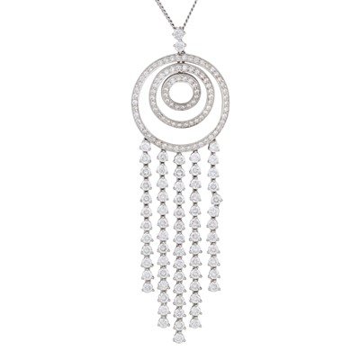 Lot 323 - A diamond pendant necklace