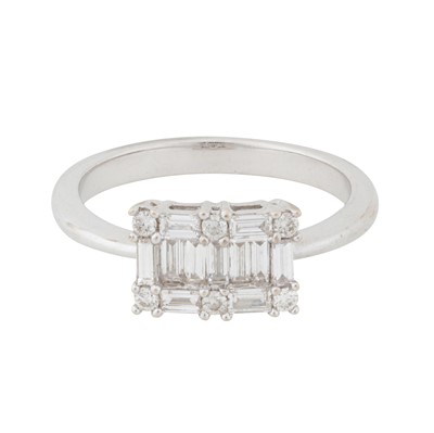 Lot 288 - A diamond dress ring