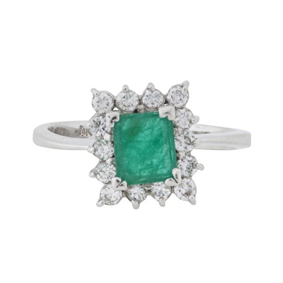 Lot 121 - An emerald and diamond halo ring