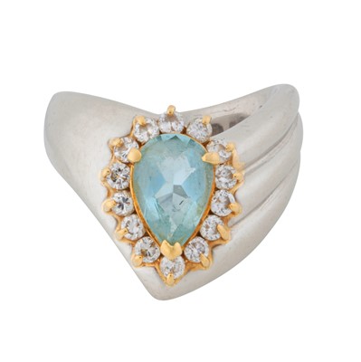 Lot 65 - An aquamarine and diamond ring