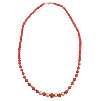 Lot 88 - λ A coral bead necklace
