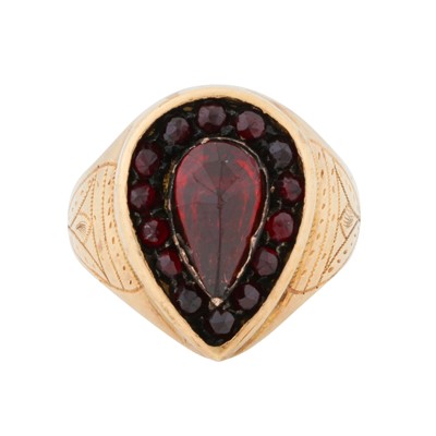Lot 151 - A late 19th century garnet ring