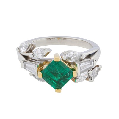 Lot 114 - An emerald and diamond cluster ring