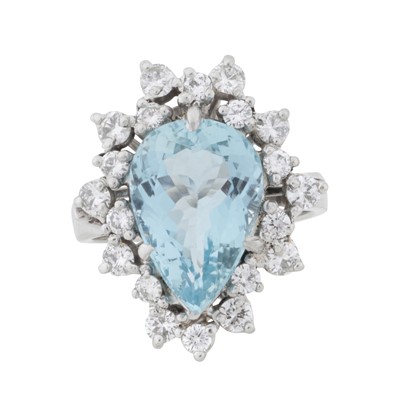 Lot 70 - An aquamarine and diamond dress ring