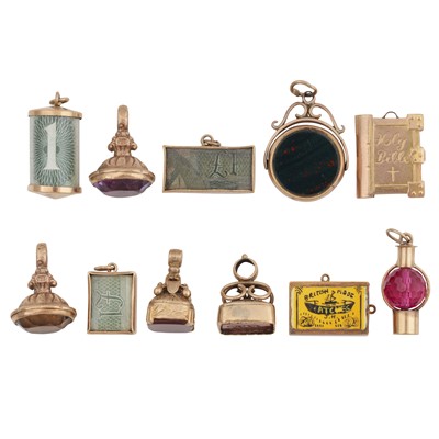 Lot 136 - A collection of charms