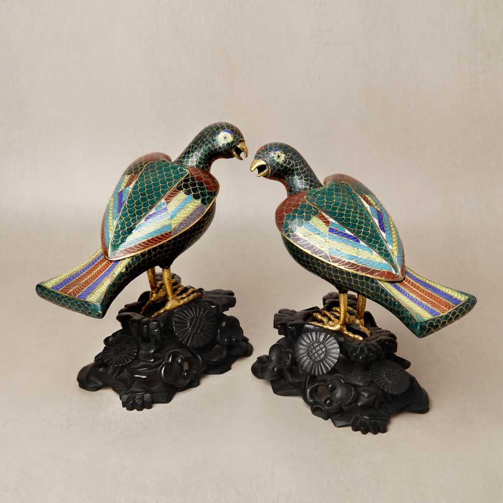 Lot 76 - A pair of Chinese cloisonné enamel bird-form censers, Qing dynasty, Jiaqing period, 18th century