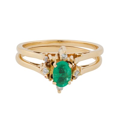 Lot 100 - An emerald and diamond swivel ring