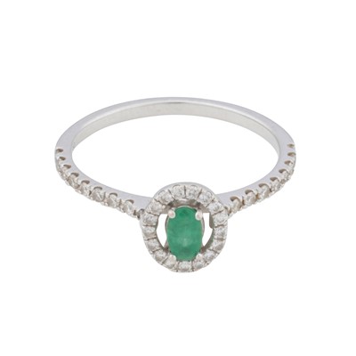 Lot 323 - An emerald and diamond halo ring