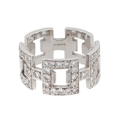 Lot 295 - A diamond buckle ring