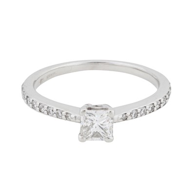 Lot 258 - A diamond ring