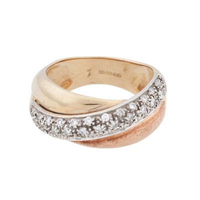 Lot 358 - A diamond crossover ring
