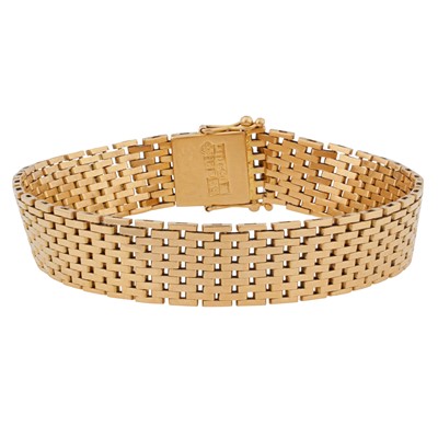 Lot 393 - A fancy link bracelet