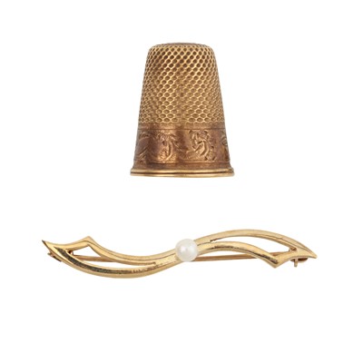 Lot 195 - A thimble and a pearl brooch
