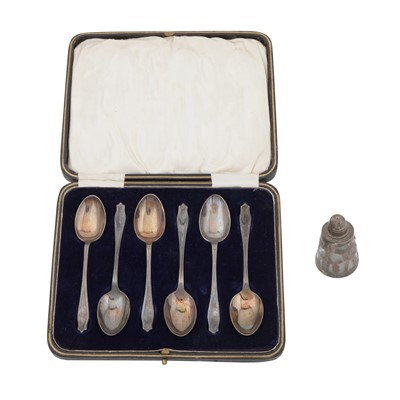 Lot 663 - A cased set of sterling silver teaspoons
