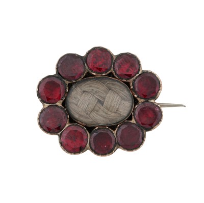 Lot 147 - A garnet Georgian mourning brooch