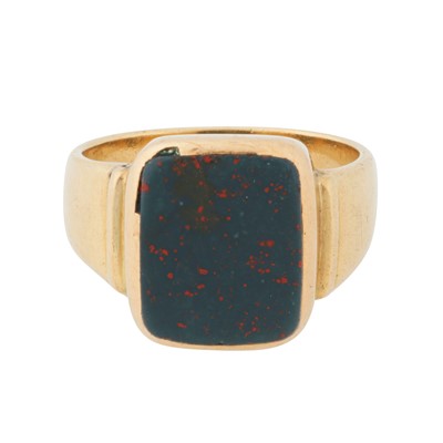 Lot 140 - A bloodstone signet ring