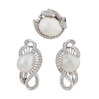 Lot 88 - A cultured pearl ring and earring suite