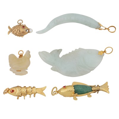 Lot 64 - A small collection of pendants