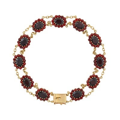 Lot 152 - A garnet bracelet