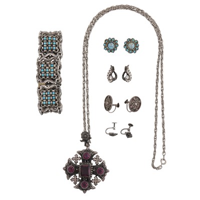 Lot 335 - A collection of jewellery
