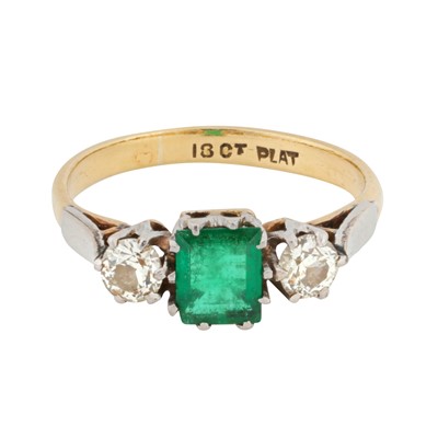 Lot 96 - An emerald and diamond three stone ring