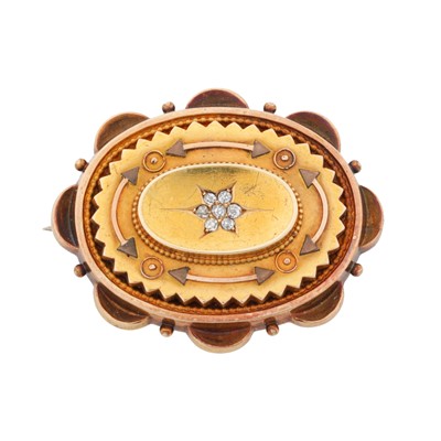 Lot 354 - A diamond memorial brooch