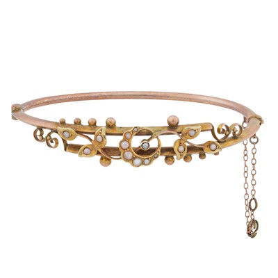 Lot 192 - A seed pearl bangle