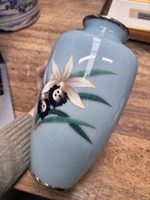 Lot 89 - A Japanese cloisonné enamel 'orchid' vase by Tamura