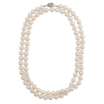 Lot 276 - A single strand pearl necklace