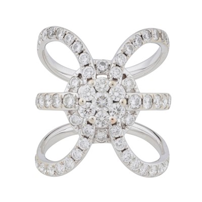 Lot 309 - A diamond dress ring