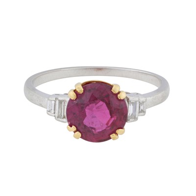 Lot 181 - A ruby and diamond ring