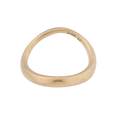 Lot 177 - A wavy band