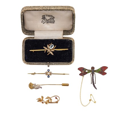 Lot 112 - Five brooches