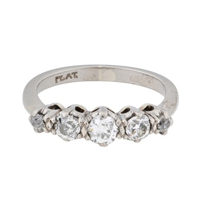 Lot 273 - A five stone diamond ring