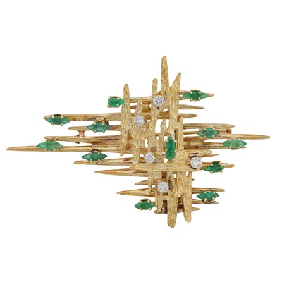 Lot 108 - An emerald and diamond abstract brooch
