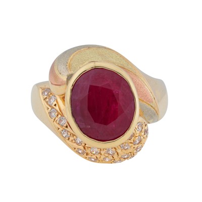 Lot 165 - A ruby and diamond ring