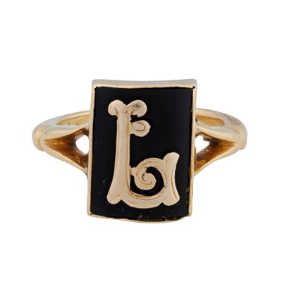 Lot 133 - An onyx ring