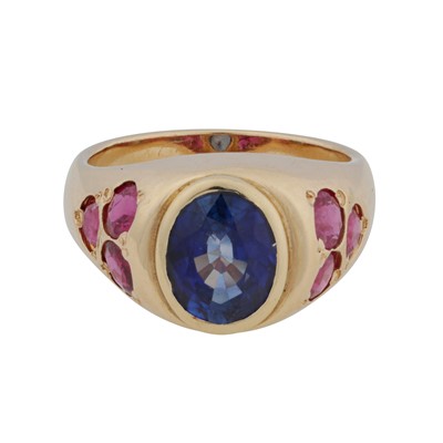 Lot 98 - A lab grown sapphire and ruby ring