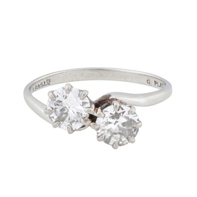Lot 281 - A diamond toi et moi ring