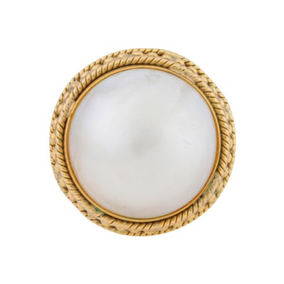 Lot 337 - A mabe pearl ring