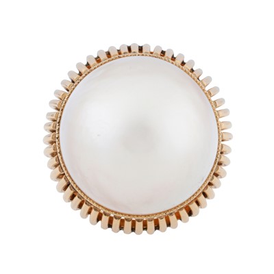 Lot 334 - A mabe pearl ring