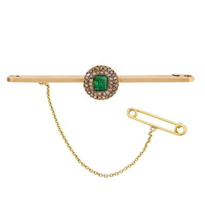 Lot 94 - An emerald and diamond bar brooch