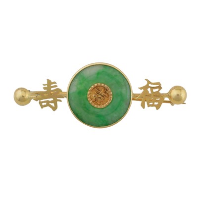 Lot 66 - A jadeite brooch