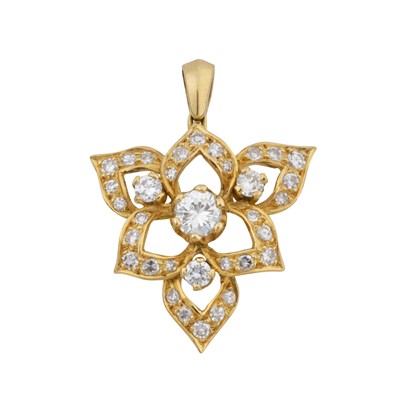 Lot 330 - A flower diamond pendant