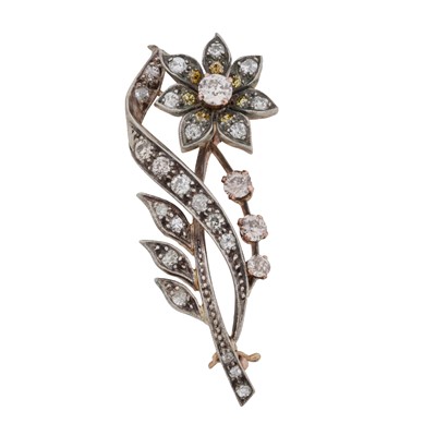Lot 207 - A diamond flower brooch