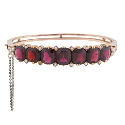 Lot 150 - A garnet bangle