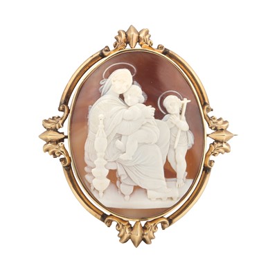 Lot 85 - A large shell cameo brooch