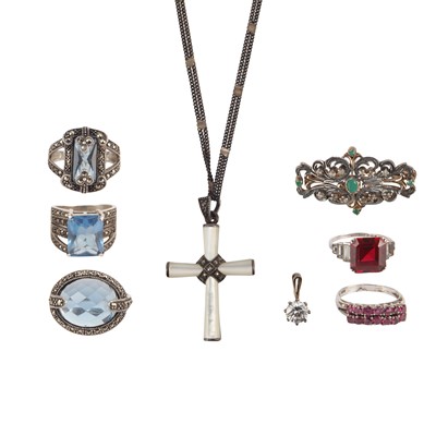 Lot 220 - A collection of jewellery